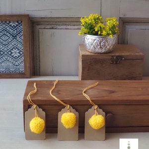 100 etiquetas de presente Pom Pom amarelas feitas à mão, etiquetas charmosas e exclusivas para ocasiões especiais, etiquetas de presente boho, etiquetas de presentes festivas e divertidas