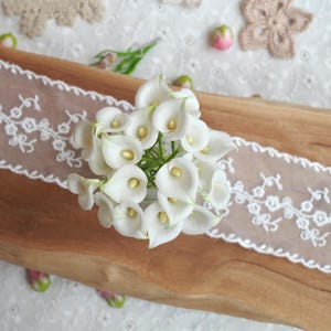 20 peças mini copo-de-leite branco com haste de flor de argila, flor de copo-de-leite para fazer joias, brincos faça você mesmo, colar faça você mesmo, acessórios de casamento