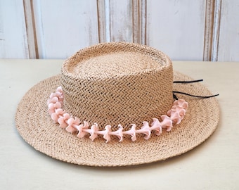 Perzikklei Puakenikeni Lei: Hawaiiaans hoedaccessoire, hulacadeau