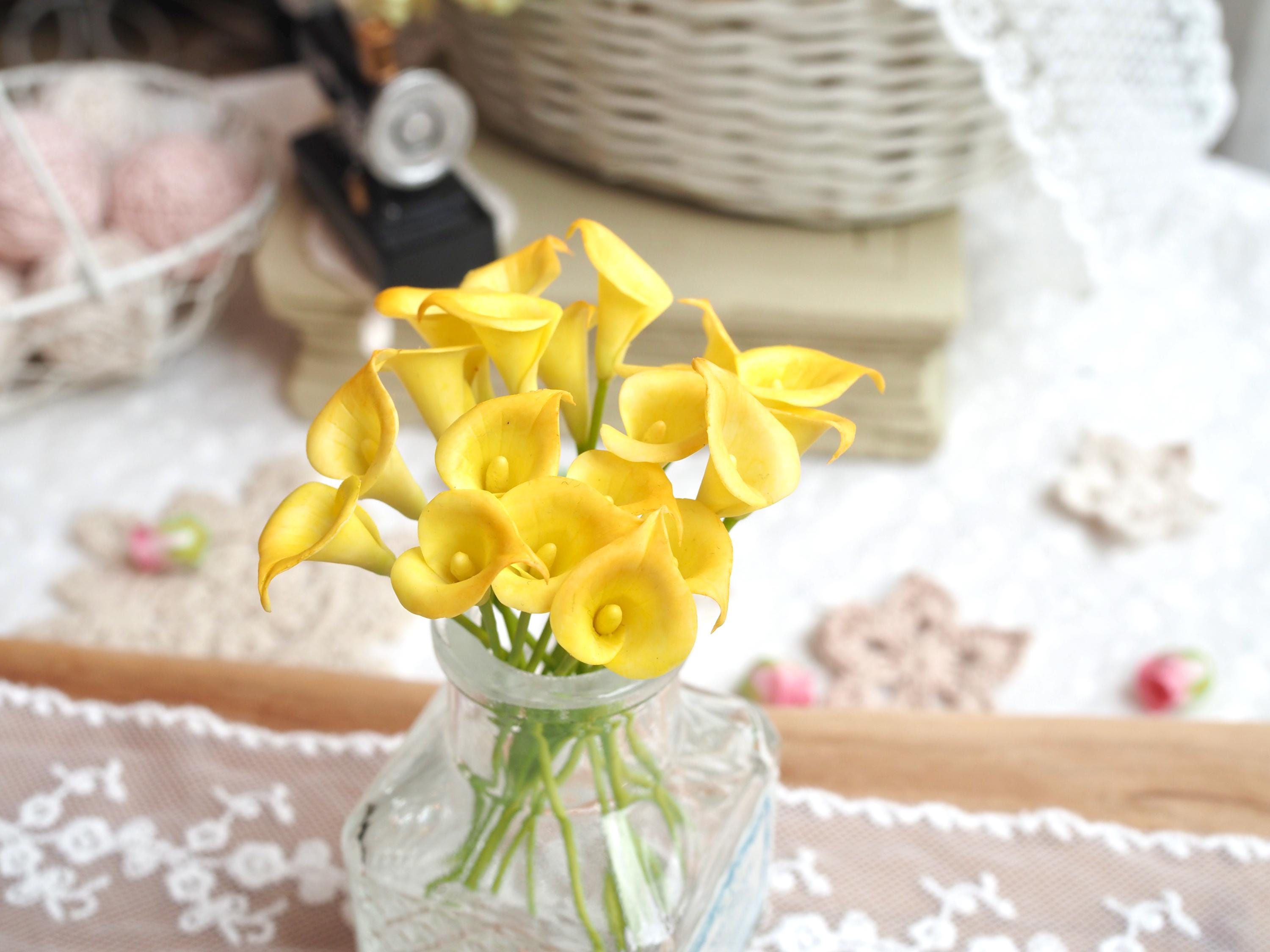 粘土のカラーリリーの花：黄色の花茎、ジュエリー作り（20個） - Etsy 日本