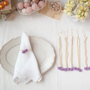 Serviettenringe Set von 6 - handgemachte häkeln Mini Rose, lila Serviettenringe Halter, Hochzeit Tischdekoration, Geschenke für Mama, Housewarming Geschenke