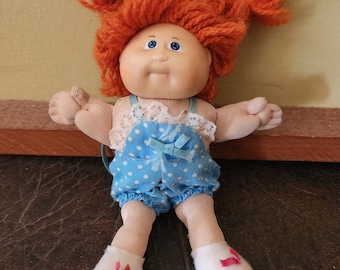 ヴィンテージの小さなキャベツ畑人形のフィギュアがたくさん