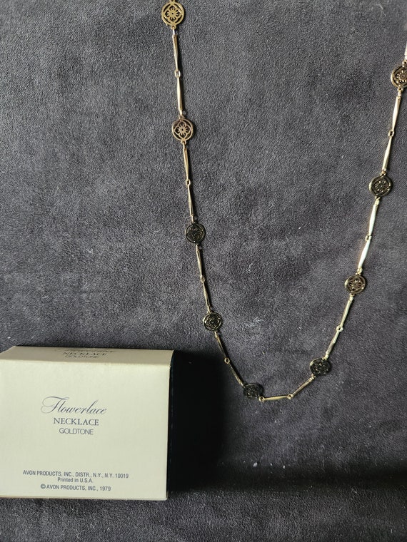 Avon 1979 Flowerlace Goldtone Necklace