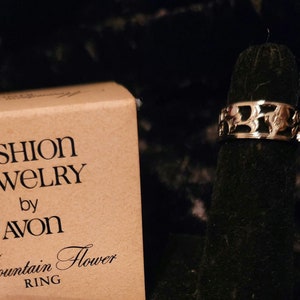 Avon 1980 Mountain Flower Ring - Sz 7