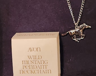 Collier pendentif 16 po. Mustang sauvage Avon 1980