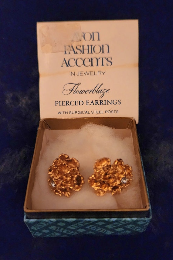 Avon 1976 Flowerblaze Goldtone Earrings