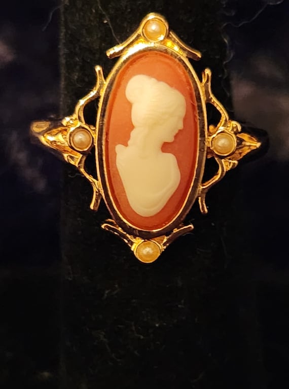 Avon 1970s Victorian Gold Tone Faux Pearl Cameo Ri