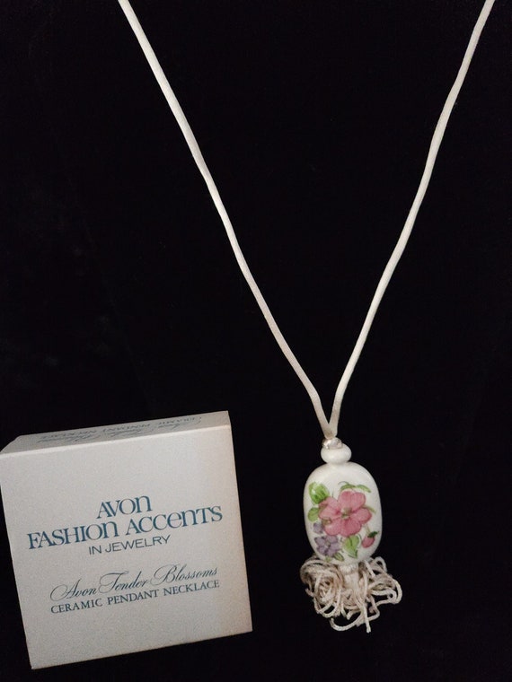 Avon 1977 Tender Blossoms Ceramic Pendant Necklace