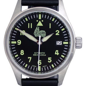 Puede incluir: Un reloj de pulsera con esfera negra, caja plateada y correa de cuero negra. La esfera del reloj tiene marcas blancas y una peque&ntilde;a imagen de un cami&oacute;n. La esfera del reloj tambi&eacute;n dice "Automatic 656 ft 200 m" y "Japan Movt".