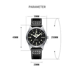 Puede incluir: Un reloj autom&aacute;tico de pulsera negro y plateado con una correa de cuero negro. La esfera del reloj tiene n&uacute;meros blancos y un peque&ntilde;o logotipo. El reloj tiene un di&aacute;metro de 39 mm, una altura de 49 mm y una longitud de correa de 250 mm.