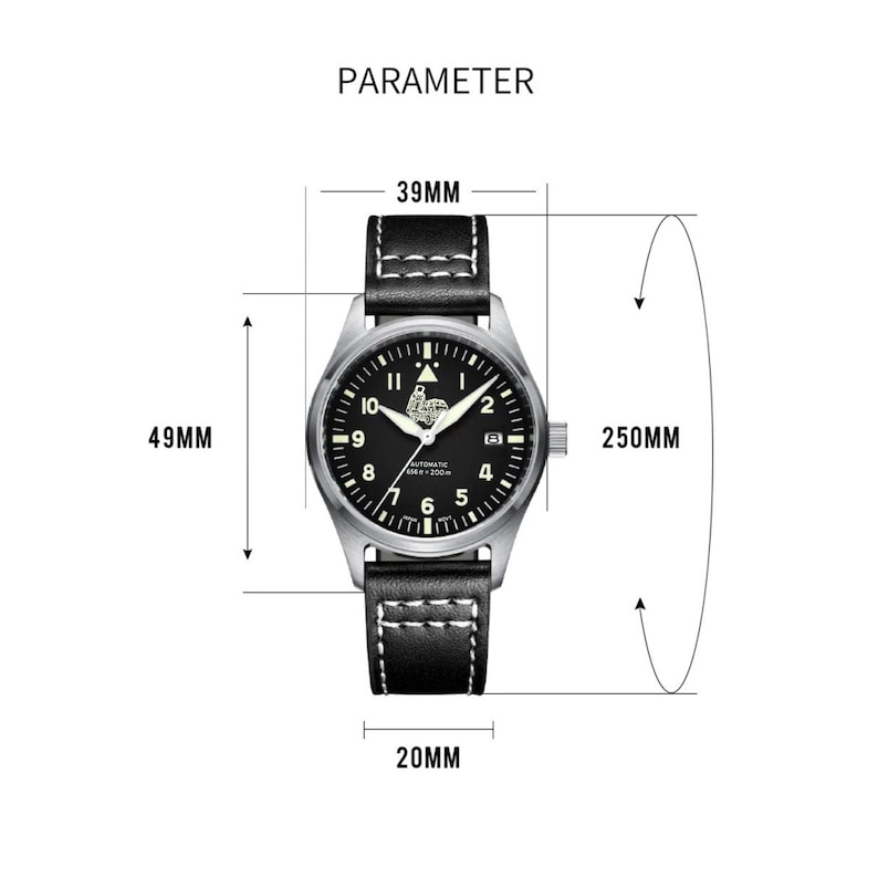 Puede incluir: Un reloj autom&aacute;tico de pulsera negro y plateado con una correa de cuero negro. La esfera del reloj tiene n&uacute;meros blancos y un peque&ntilde;o logotipo. El reloj tiene un di&aacute;metro de 39 mm, una altura de 49 mm y una longitud de correa de 250 mm.
