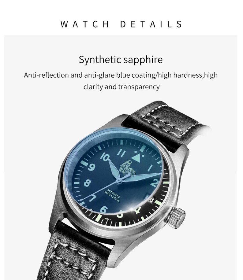 Puede incluir: Un reloj negro con caja plateada y correa de cuero negro. La esfera del reloj tiene marcas blancas y una esfera azul con el texto "AUTOMATIC 556 ft 200m". El reloj tiene un cristal de zafiro sint&eacute;tico con revestimiento antirreflectante y antideslumbrante azul.