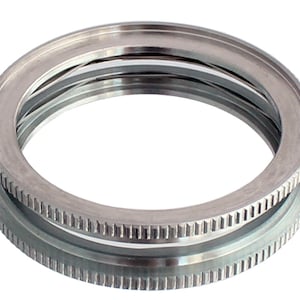 Op de afbeelding: Een zilveren metalen step-up ring voor camera lenzen.