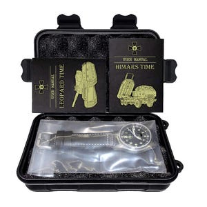 Puede incluir: Una caja r&iacute;gida negra con un reloj, un manual de usuario para un reloj Leopard Time y un manual de usuario para un reloj HIMARS Time.