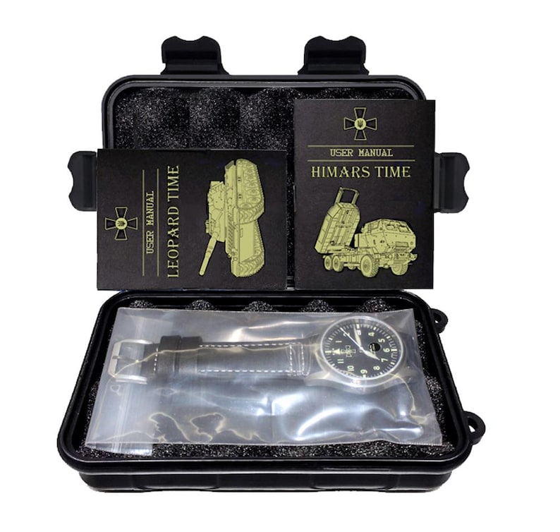 Puede incluir: Una caja r&iacute;gida negra con un reloj, un manual de usuario para un reloj Leopard Time y un manual de usuario para un reloj HIMARS Time.