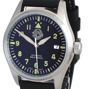 Puede incluir: Un reloj de pulsera plateado con esfera negra, manecillas luminosas y números blancos. El reloj tiene una correa de cuero negro con costuras blancas. La esfera muestra "AUTOMATIC 656 ft = 200m" y "JAPAN MOVT". El texto "SPECIAL EDITION FOR UKRAINIAN ARMED FORCES" está arriba.