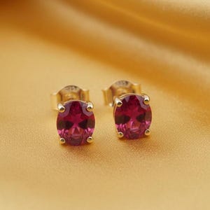 Pendiente de botón ovalado con rubí rojo, minimalista, en oro amarillo de 14 quilates, en plata de ley 925 para mujer, con cierre a presión. Un regalo ideal.