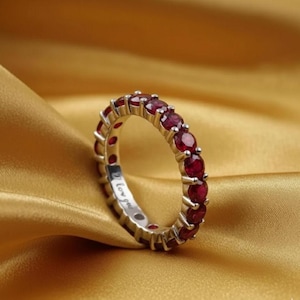レッドルビーエタニティリング、オーバルカットルビーバンド、14Kホワイトゴールドメッキ925シルバーリング、結婚記念日リング、彼女への贈り物