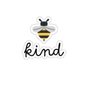 Könnte beinhalten: Ein weißer Aufkleber mit einer schwarzen und gelben Cartoon-Biene und dem Wort "kind" in schwarzer Kursivschrift.