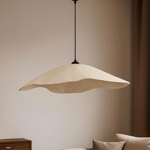 Pendentif fait main en béton de carbone Travone | Lustre large ondulé | Lampe de table à manger Japandi | Lampe feuille organique | Grand luminaire en pierre beige