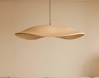 Handgefertigter Anhänger aus Carbon Beton | Breite Flache Wabi Sabi Lampe | Japandi Deckenleuchte | Organischer Beige Kronleuchter | Große minimalistische Leuchte
