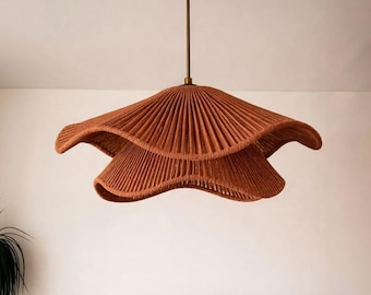 Lámpara colgante de macramé de terracota / Lámpara de araña bohemia color óxido / Pantalla tejida ondulada / Iluminación moderna del desierto / Lámpara colgante hecha a mano / Con bordes festoneados