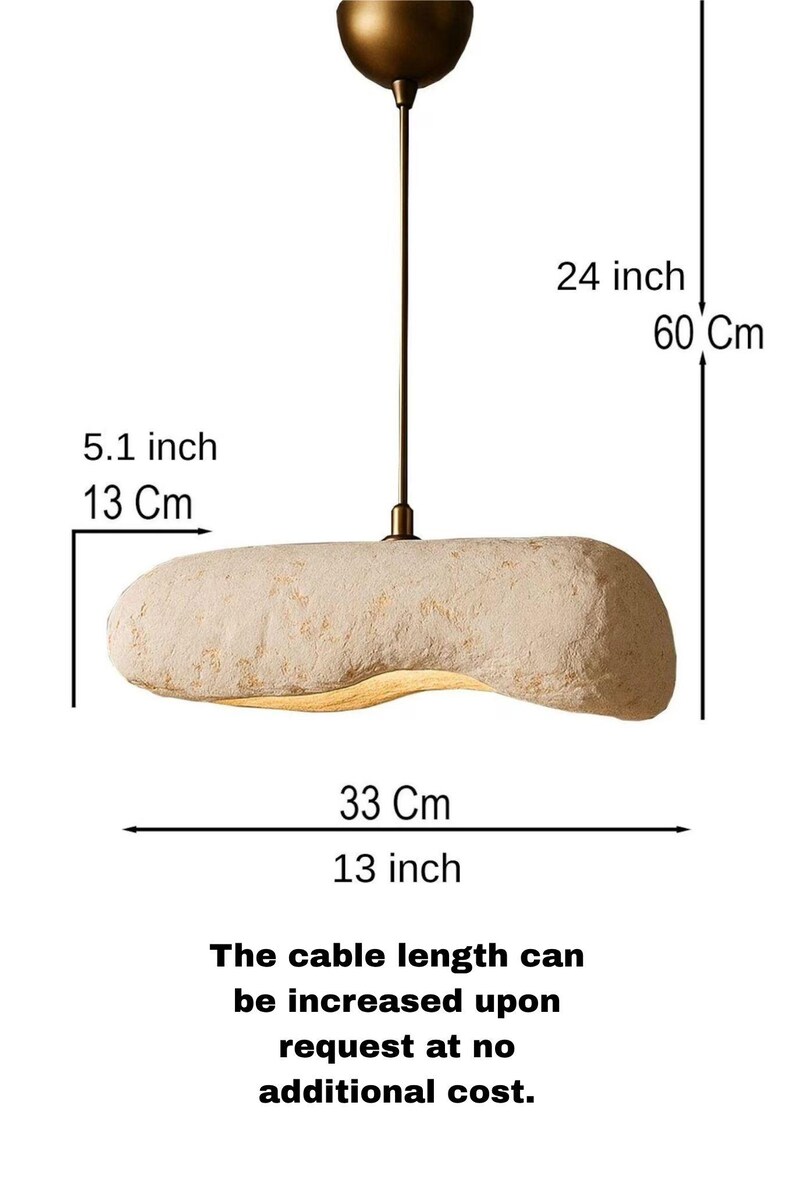 K&ouml;nnte beinhalten: Beige, l&auml;ngliche Pendelleuchte. Die Leuchte ist 33 cm lang, 13 cm breit und das Kabel ist 60 cm lang. Der Text auf dem Bild besagt, dass die Kabell&auml;nge auf Anfrage ohne zus&auml;tzliche Kosten verl&auml;ngert werden kann.