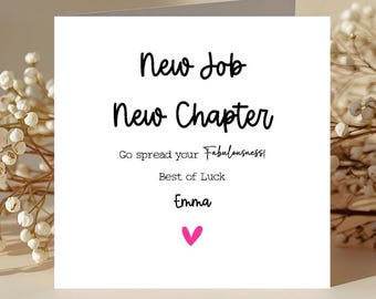 Könnte beinhalten: Eine weiße Grußkarte mit schwarzer Schrift, die "New Job New Chapter" lautet. Die Karte enthält auch die Sätze "Go spread your Fabulousness!" und "Best of Luck", ein rosa Herz und den Namen "Emma".