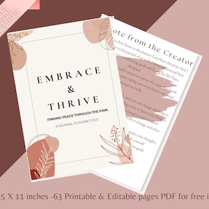 Puede incluir: Una portada de diario imprimible con un esquema de color melocotón y marrón. La portada presenta el texto "Embrace & Thrive: Finding Peace Through the Pain, A Journal to Work It Out". La portada también presenta una cita del creador: "Esta es una carta de amor al viaje al que atribuyo la paz que debo a este período de crecimiento. Nunca entendí cómo iba a lograr mis objetivos y vivir la vida que he diseñado."