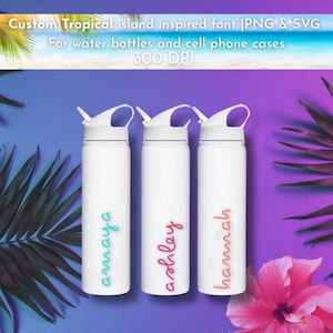 Könnte beinhalten: Drei weiße Wasserflaschen mit Klappdeckeln, jede mit einem anderen Namen in einer Schriftart im tropischen Stil beschriftet: "Amaya" in Türkis, "Ashley" in Pink und "Hannah" in Koralle. Der Hintergrund ist ein Farbverlauf aus Lila und Blau mit tropischen Blättern und einer rosa Hibiskusblüte.