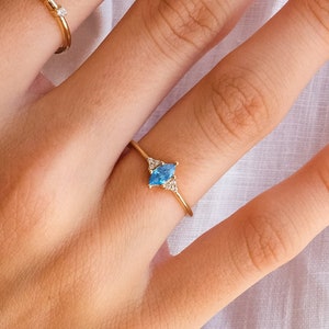 Anillo de topacio azul de oro de 14k / Anillo de topacio azul de talla pera para mujer / Anillo de diamantes / Anillo de piedra preciosa de topacio azul / Anillo de compromiso / Anillos apilables