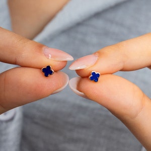 14k Solid Gold Blue Clover Kolczyki | Kolczyki sztyfty z ciemnoniebieskiej koniczyny | Kolczyki na szczęście | Miniaturowe kolczyki koniczyny | Maleńka czterolistna koniczyna