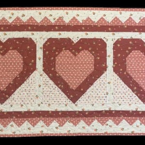 Heart to Heart table runner pattern 17&quot; x 40 1/2&quot;