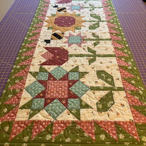 Bees and Blooms table runner pattern
