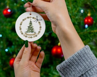 Adorno navideño Eras Tour: Pulsera de la amistad Swiftie de cerámica neutra.