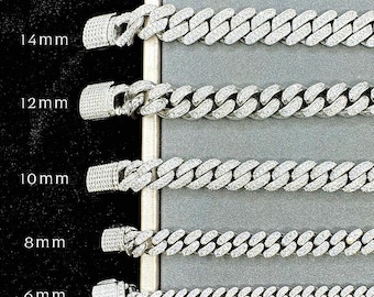 Könnte beinhalten: Fünf silberfarbene Cuban-Link-Ketten mit unterschiedlichen Breiten: 6 mm, 8 mm, 10 mm, 12 mm und 14 mm. Die Ketten sind auf einer grauen Oberfläche angeordnet, um ihre unterschiedlichen Größen und Verschlussdetails zu zeigen.