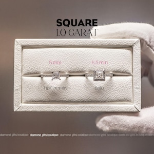 two diamond rings in a display case, with text indicating the size of the diamonds.