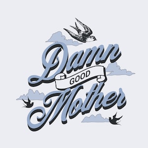 Puede incluir: Diseño gráfico azul y blanco con el texto "Damn Good Mother" con una pancarta y tres pájaros estilizados.