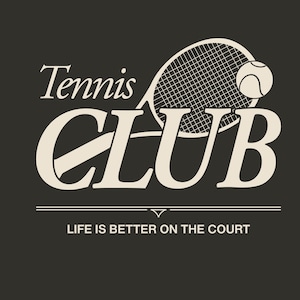 Op de afbeelding: Een vintage-stijl grafiek op een donkere achtergrond met de woorden "Tennis Club" in cr&egrave;me, met een illustratie van een tennisracket en bal. Daaronder staat de tekst "LIFE IS BETTER ON THE COURT".
