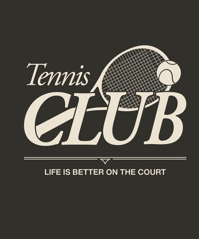 Op de afbeelding: Een vintage-stijl grafiek op een donkere achtergrond met de woorden "Tennis Club" in cr&egrave;me, met een illustratie van een tennisracket en bal. Daaronder staat de tekst "LIFE IS BETTER ON THE COURT".