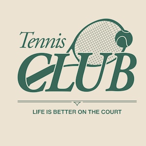 Op de afbeelding: Cr&egrave;mekleurige afbeelding met de woorden "Tennis Club" in een donkergroen, gestileerd lettertype. Een tennisracket en bal zijn afgebeeld boven het woord "Club". De zin "LIFE IS BETTER ON THE COURT" staat eronder.