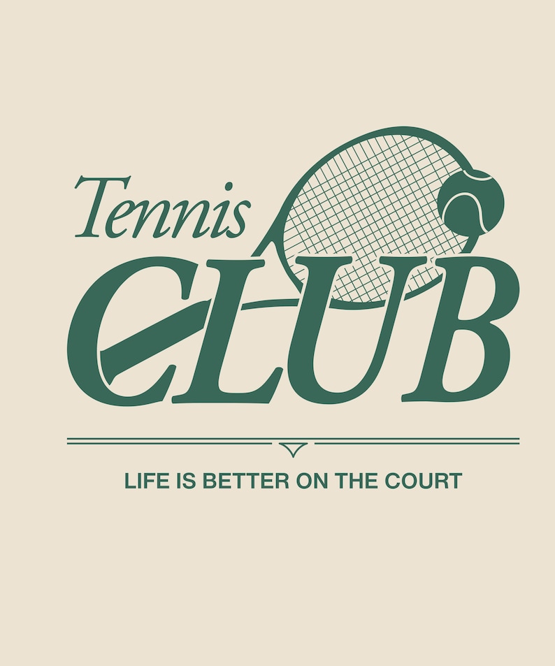 Op de afbeelding: Cr&egrave;mekleurige afbeelding met de woorden "Tennis Club" in een donkergroen, gestileerd lettertype. Een tennisracket en bal zijn afgebeeld boven het woord "Club". De zin "LIFE IS BETTER ON THE COURT" staat eronder.