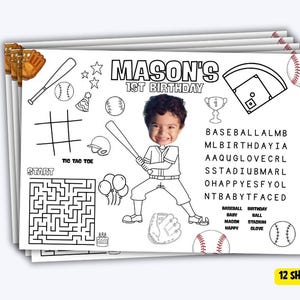 Può includere: Una pila di 12 fogli di attività in carta bianca con disegni a linee nere a tema baseball. I fogli includono un labirinto, tris, un cruciverba e un'illustrazione centrale di un bambino che tiene una mazza da baseball con il testo MASON'S 1ST BIRTHDAY.