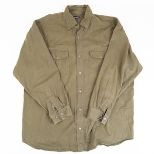 Könnte beinhalten: Ein langärmliges, olivgrünes Hemd mit Knöpfen und zwei Brusttaschen sowie Knöpfen an den Ärmeln.