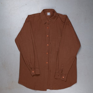 Könnte beinhalten: Ein braunes, langärmliges Hemd mit Knöpfen und einer einzigen Tasche auf der linken Seite.