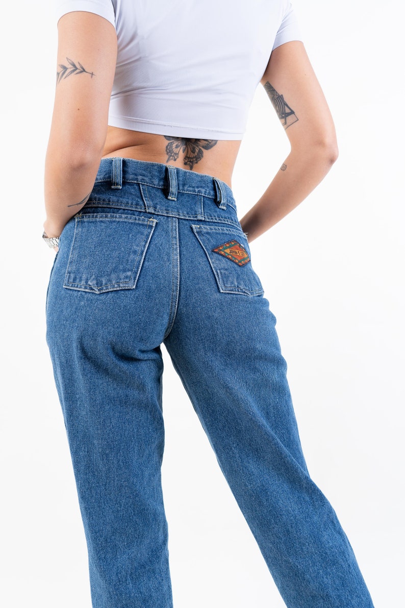 Taille M 80s vintage denim jeans pantalon coupe régulière Taille 32 bleu clair lavage original années 80 vintage image 1