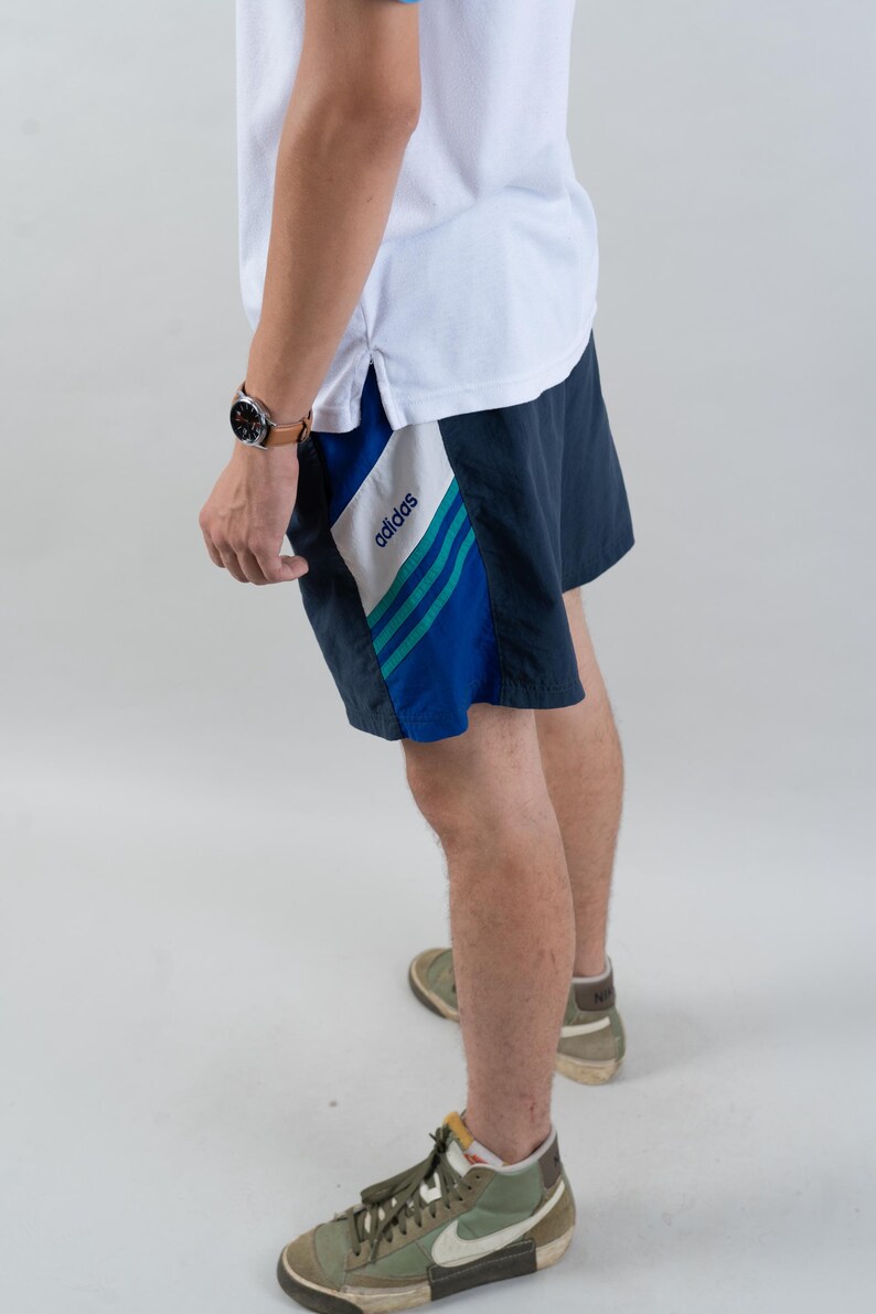 Vintage Adidas shorts blue white stripes Size M - L   80s gender neutral unisex trainings shorts track suit nona, nona clothing, vintage,  vintage online shop, gender neutral, vintage for men, vintage for woman, 80s aesthetics, 90s aesthetics,