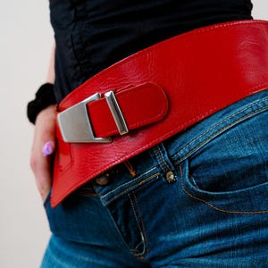 Vintage Big Red Leather Belt – Statement Accessory  display picture 1