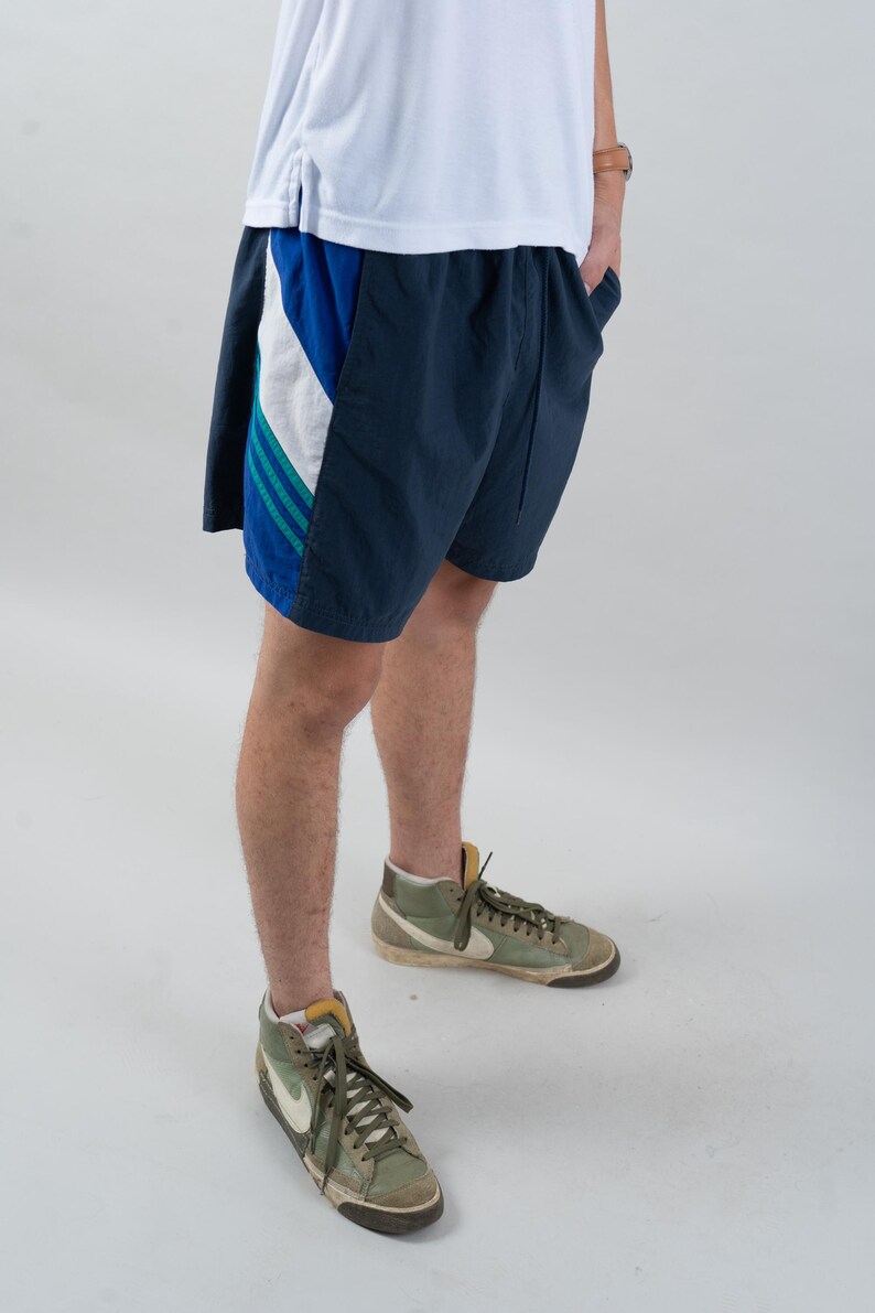 Vintage Adidas shorts blue white stripes Size M - L   80s gender neutral unisex trainings shorts track suit nona, nona clothing, vintage,  vintage online shop, gender neutral, vintage for men, vintage for woman, 80s aesthetics, 90s aesthetics,