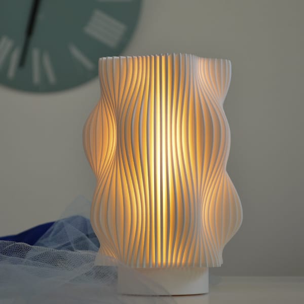 Moderne weiße Tischlampe | Wasserinspiriertes Design | LED Wohnkultur